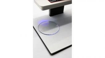 Foto-kromatska demonstracijska naprava